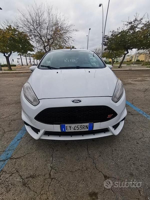 Usata Ford Fiesta ST 182 CV (133 kW) 2015 Bianco Berlina