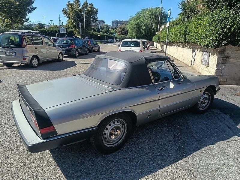 Usata Alfa Romeo Spider 109 CV (80 kW) 1983 Grigio Cabrio