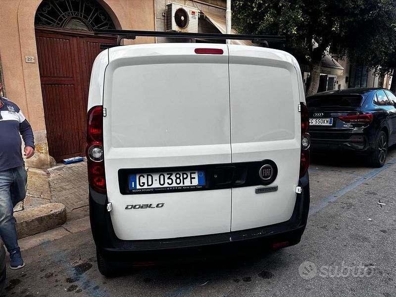 Usata Fiat Doblò 105 CV (77 kW) 2021 Bianco Monovolume
