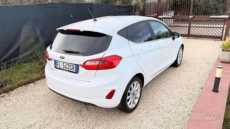 Usata Ford Fiesta 100 CV (73 kW) 2017 Bianco Berlina