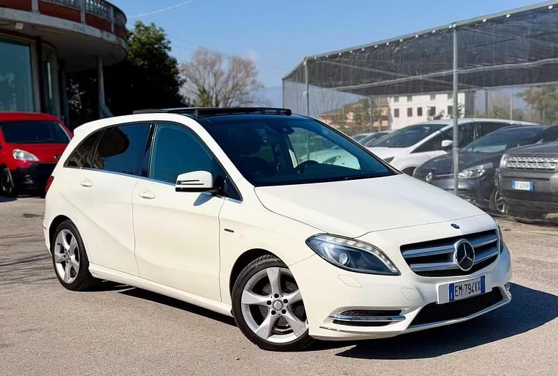 Usata Mercedes B180 Premium 109 CV (80 kW) 2012 Bianco Monovolume