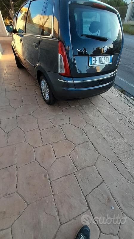 Usata Lancia Musa 70 CV (51 kW) 2011 Grigio Monovolume
