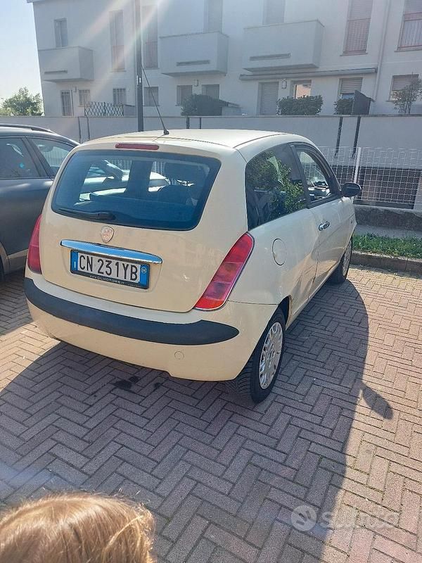 Usata Lancia Ypsilon 60 CV (44 kW) 2004 Giallo Utilitaria