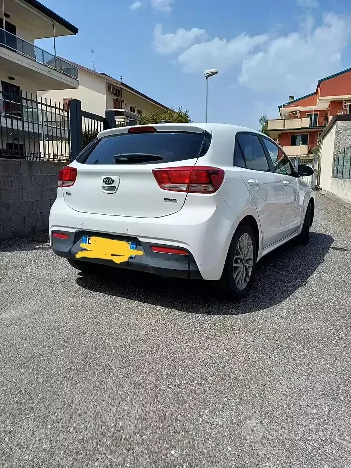 Usata Kia Rio 90 CV (66 kW) 2017 Bianco Berlina