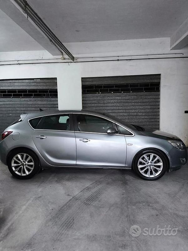 Usata Opel Astra 110 CV (80 kW) 2012 Berlina