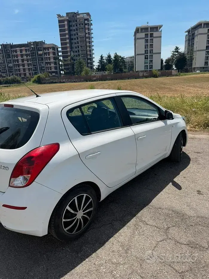 Usata Hyundai i20 85 CV (62 kW) 2013 Bianco Utilitaria