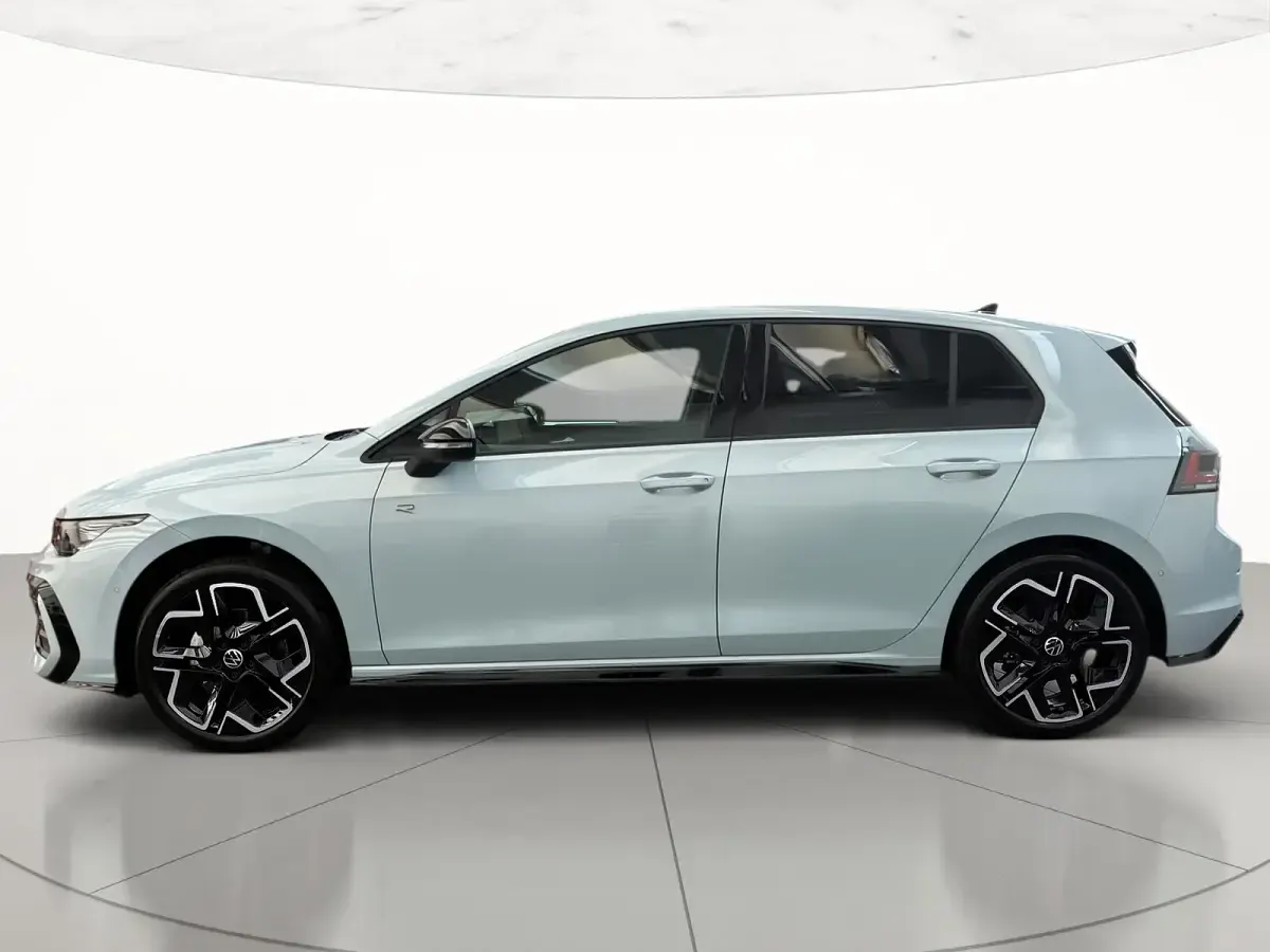 Nuova VW Golf VIII R-line Plus 150 CV (110 kW) 2026 Crystal ice blue metallizzato Berlina