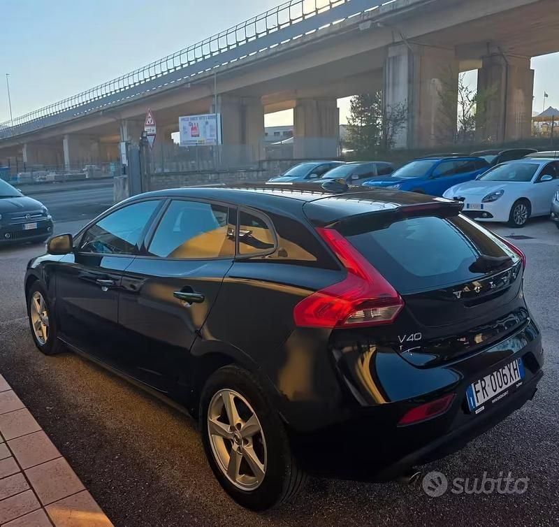 Usata Volvo V40 120 CV (88 kW) 2018 Nero Berlina