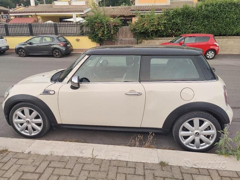 Usata Mini Cooper D 109 CV (80 kW) 2009 Beige Utilitaria