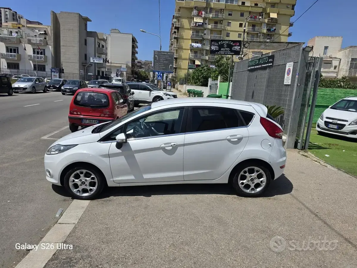 Usata Ford Fiesta Titanium 70 CV (51 kW) 2012 Bianco Berlina
