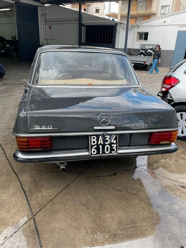 Usata Mercedes 220 104 CV (76 kW) 1972 Grigio
