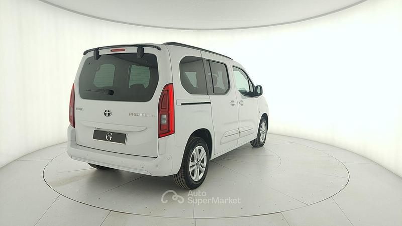 Usata Toyota Proace Lounge 102 CV (75 kW) 2024 Bianco Monovolume