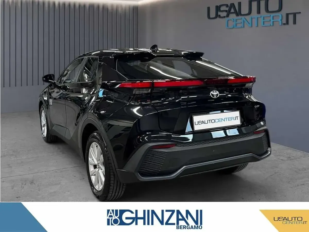 Usata Toyota C-HR Active 140 CV (102 kW) 2024 Nero SUV