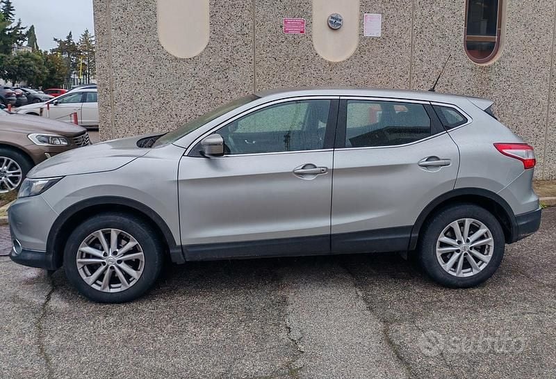 Usata Nissan Qashqai N-Connecta 110 CV (80 kW) 2016 Grigio SUV