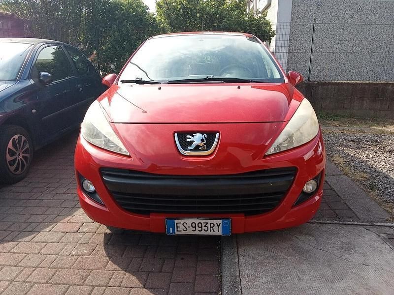 Begagnad Peugeot 207 70 HK (51 kW) 2013 Röd Sedan