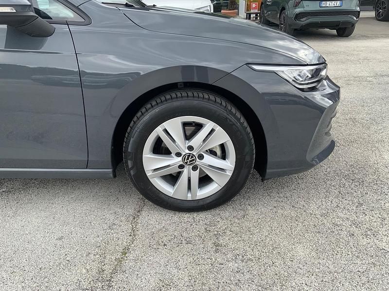 Usata VW Golf VIII Life 116 CV (85 kW) 2025 Grigio Berlina