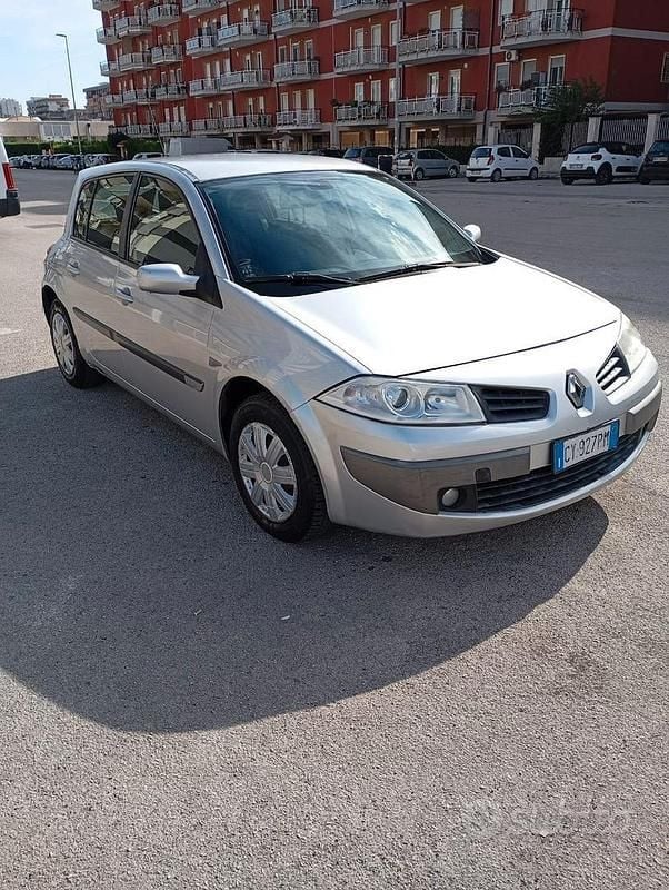 Grigio Usata 2006 Renault Mégane II Berlina | 2000 € - Immagine 1/4