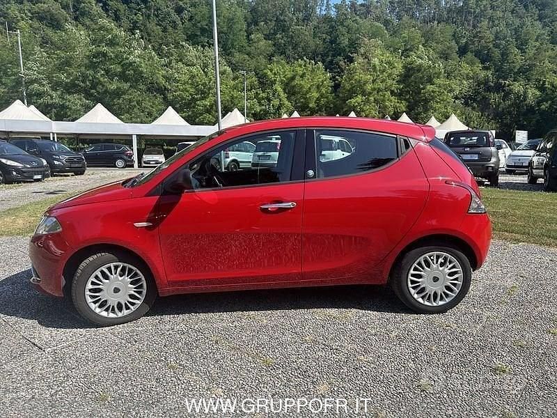 Usado Lancia Ypsilon Silver 69 HP (50 kW) 2015 Vermelho Citadino