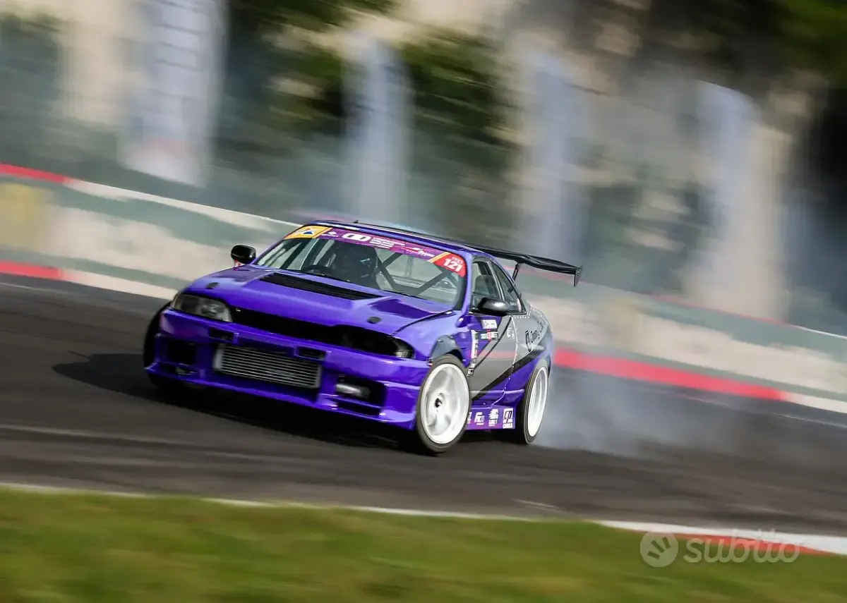 Usata Nissan Skyline 600 CV (441 kW) 1996 Bianco Berlina