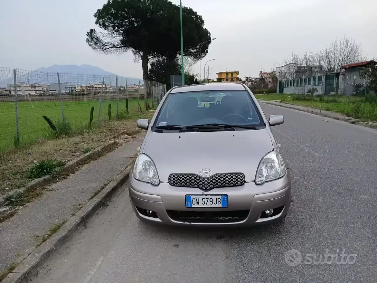 Usata Toyota Yaris 75 CV (55 kW) 2005 Nero Berlina