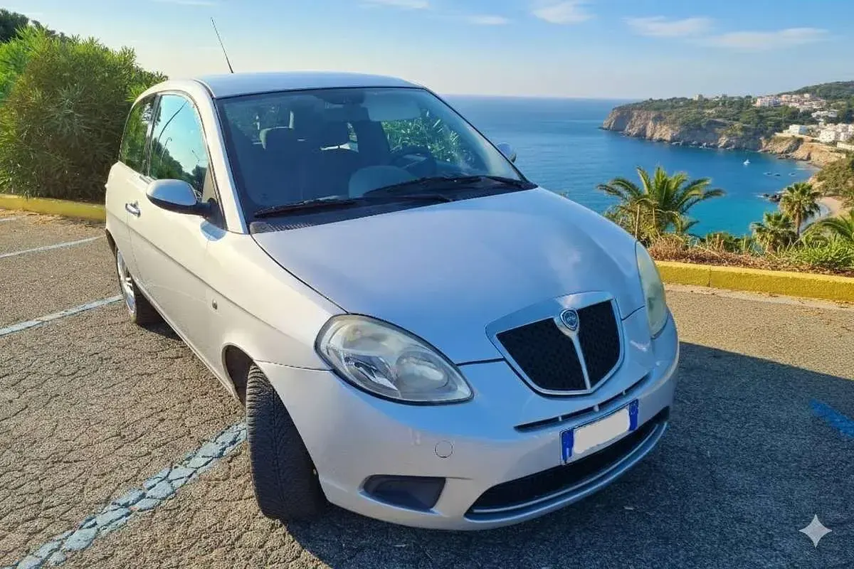 Usata Lancia Ypsilon 60 CV (44 kW) 2008 Argento Utilitaria