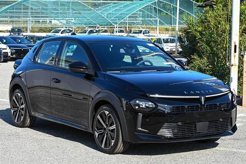 Nuova Lancia Ypsilon 101 CV (74 kW) 2026 Nero Utilitaria