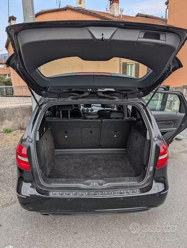 Usata Mercedes B200 136 CV (100 kW) 2012 Nero Utilitaria
