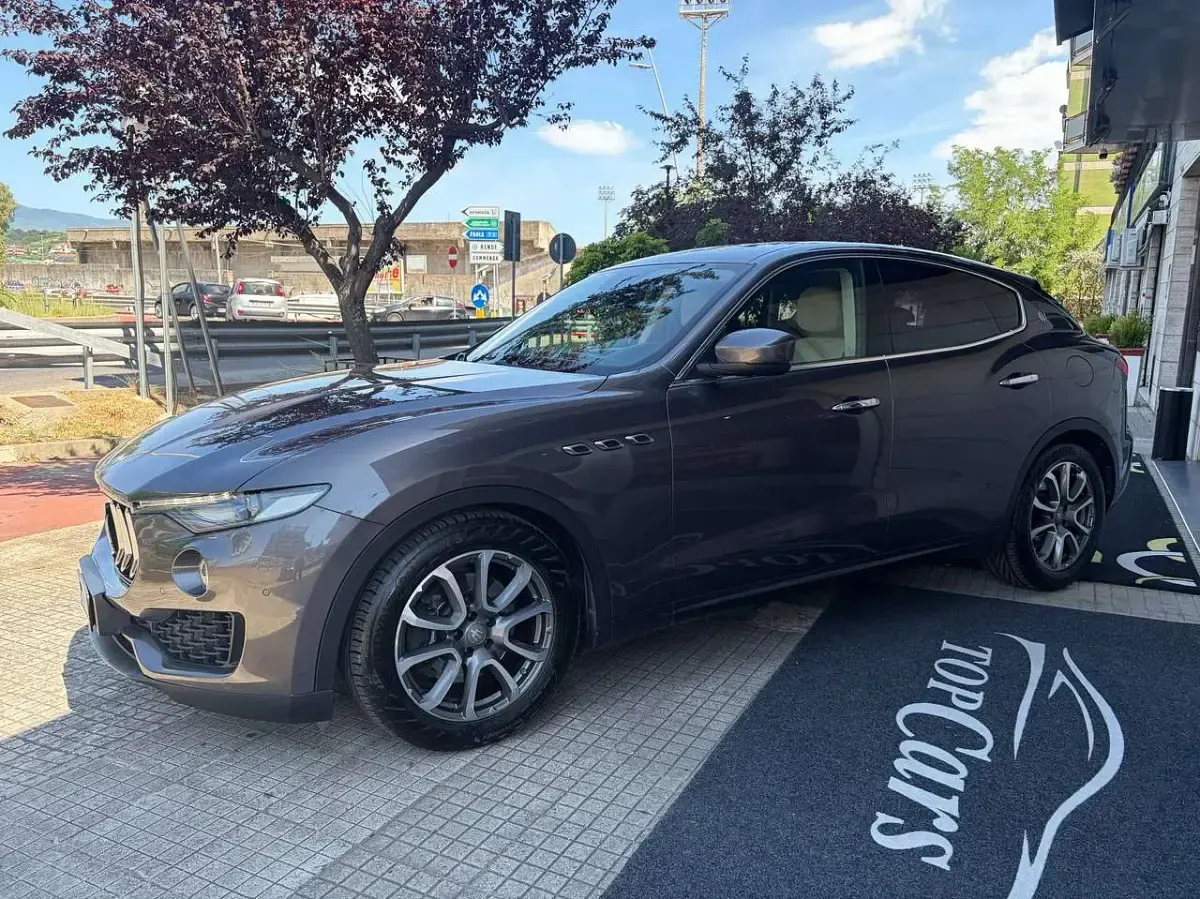 Usata Maserati Levante 275 CV (202 kW) 2017 Grigio SUV