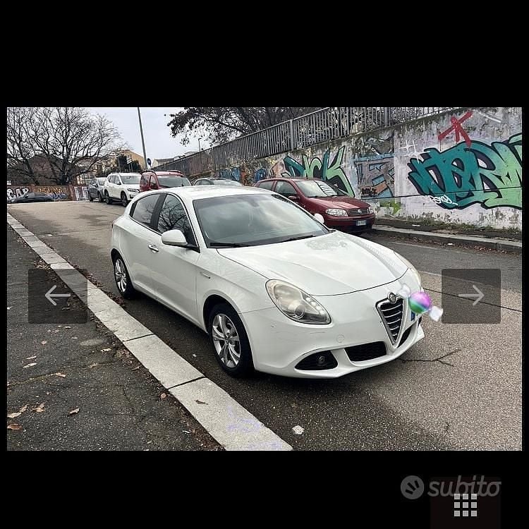 Bianco Usata 2012 Alfa Romeo Giulietta Tre volumi | 6000 € - Immagine 1/4
