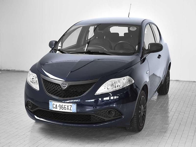 Usata Lancia Ypsilon Gold 69 CV (50 kW) 2020 Argento Utilitaria