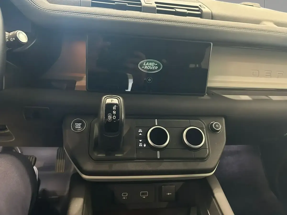 Usata Land Rover Defender SE Dynamic 249 CV (183 kW) 2023 Hakuba silver SUV