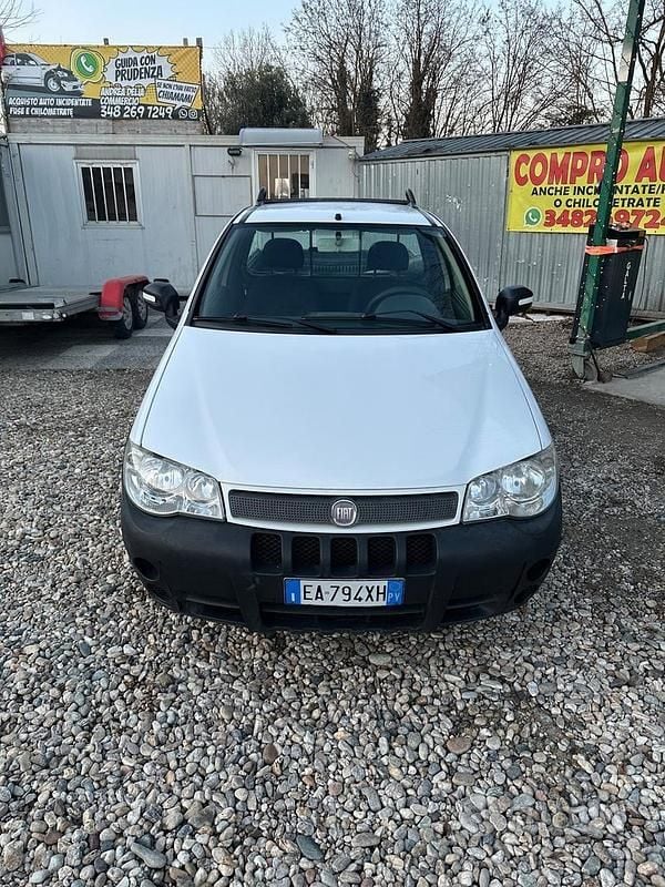 Usata Fiat Strada 84 CV (61 kW) 2010 Bianco Pick-up