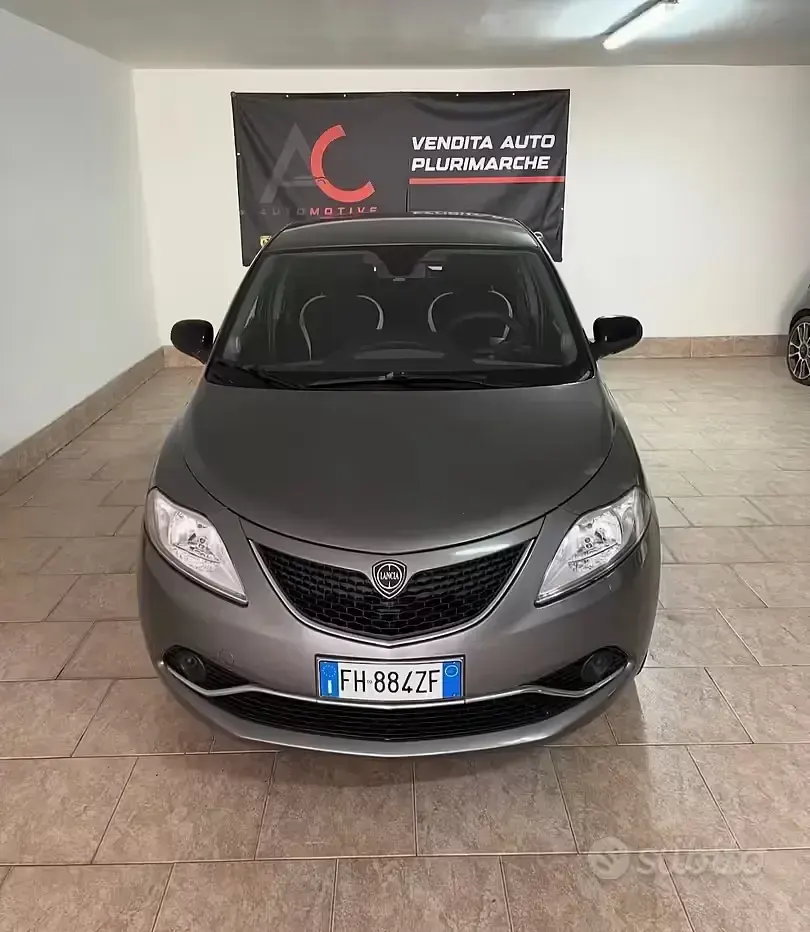Usado Lancia Ypsilon S 95 HP (69 kW) 2017 Cinzento Citadino