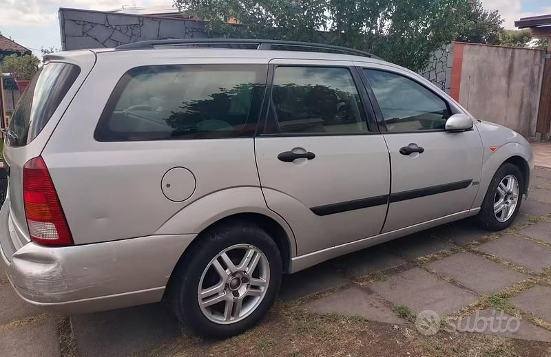 Usado Ford Focus 100 HP (73 kW) 2001 Cinzento Carrinha
