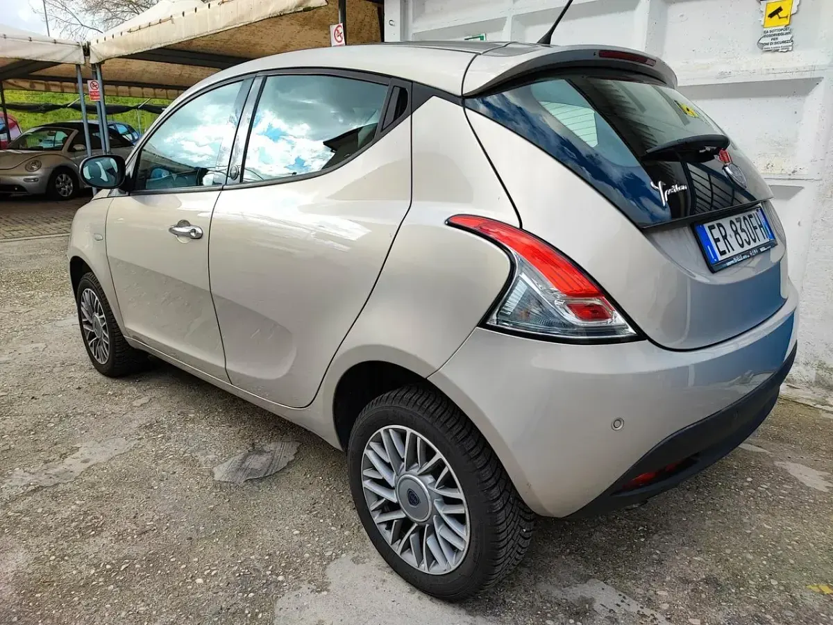 Usata Lancia Ypsilon 85 CV (62 kW) 2013 Grigio Utilitaria