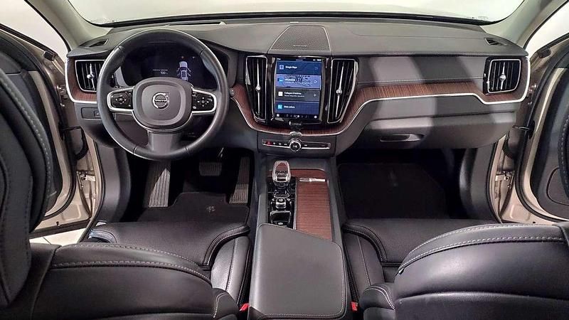 Usata Volvo XC60 Ultimate 197 CV (144 kW) 2023 Bright dusk metallizzato SUV