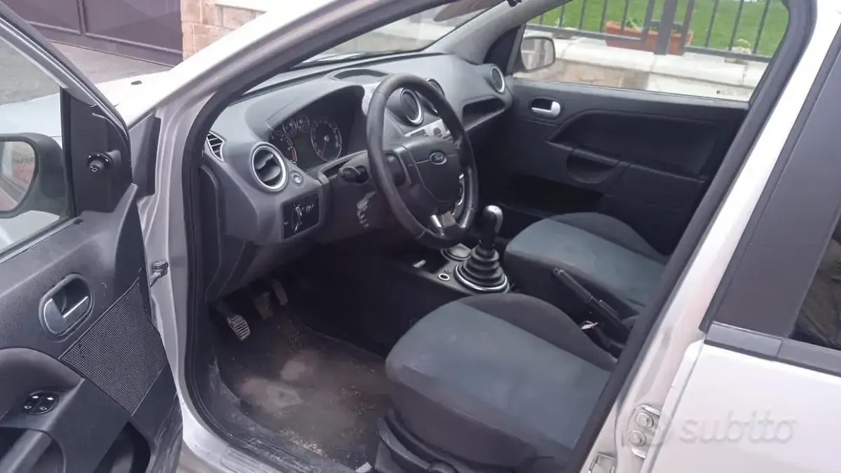 Usata Ford Fiesta 68 CV (50 kW) 2007 Grigio Utilitaria