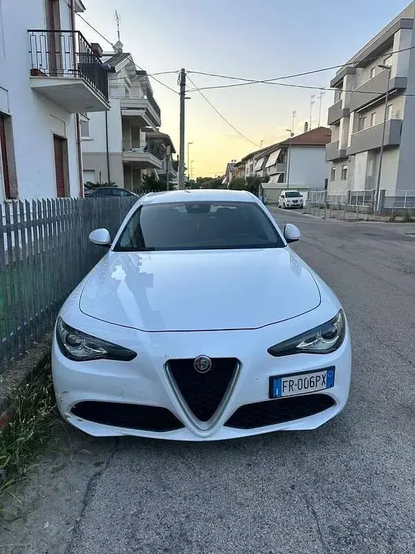Usata Alfa Romeo Giulia Super 150 CV (110 kW) 2018 Bianco Berlina