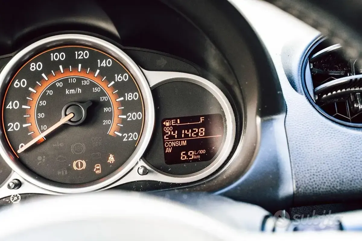 Usata Mazda 2 Inclusive 86 CV (63 kW) 2010 Grigio Utilitaria