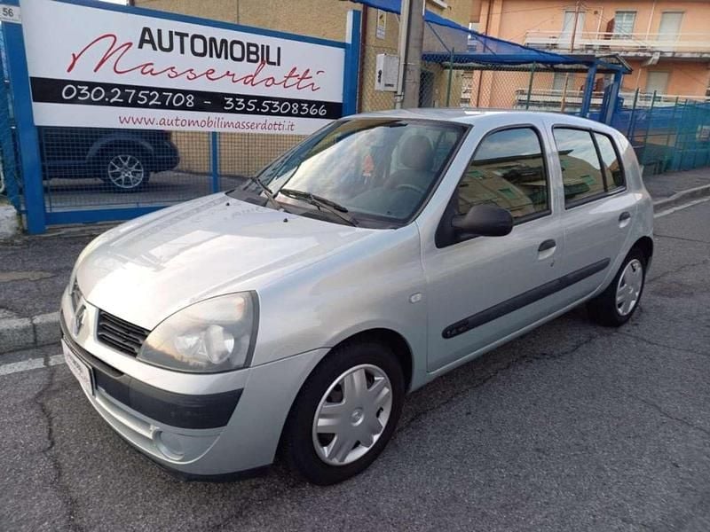 Argento metallizzato Usata 2004 Renault Clio II Tre volumi | 4497 € (Molto cara) - Immagine 1/4
