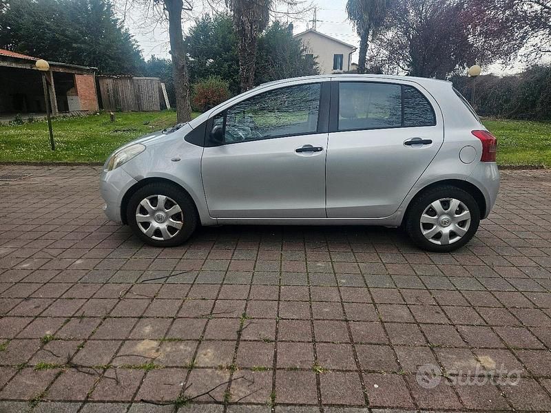 Usata Toyota Yaris 69 CV (50 kW) 2008 Grigio Utilitaria