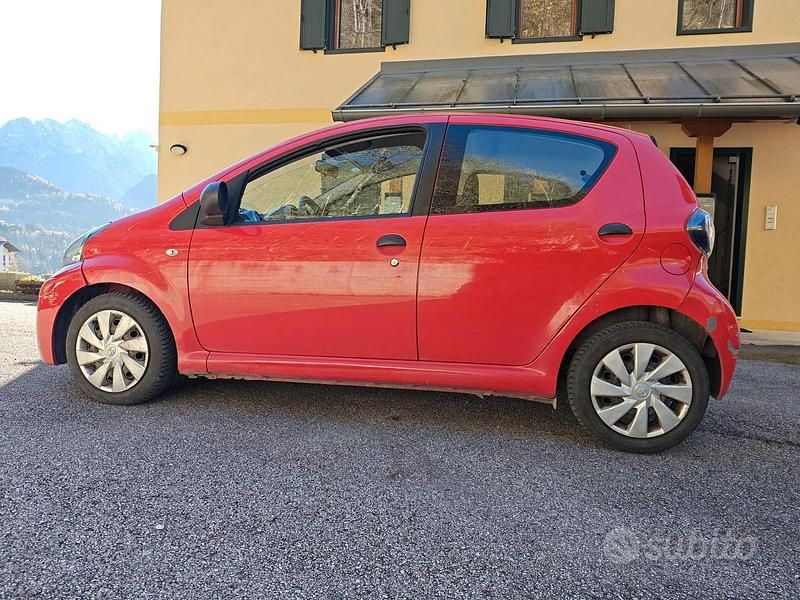Usata Toyota Aygo Connect Style 68 CV (50 kW) 2012 Rosso Utilitaria