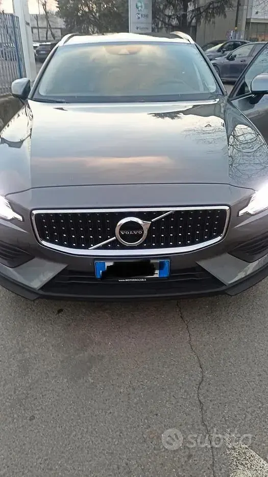 Usata Volvo V60 CC 190 CV (139 kW) 2019 Blu Station wagon