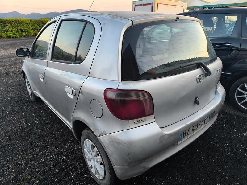 Usado Toyota Yaris 68 CV (50 kW) 2002 Plateado Berlina