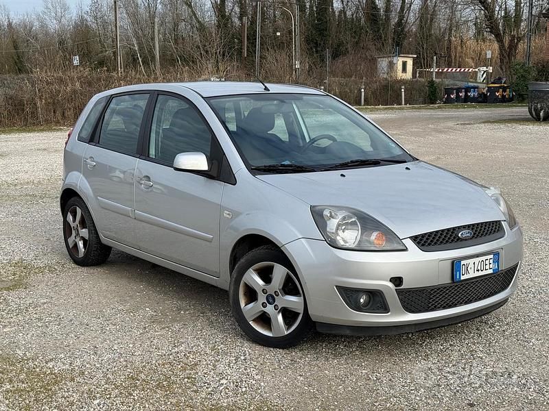 Usata Ford Fiesta Ghia 74 CV (54 kW) 2007 Grigio Utilitaria