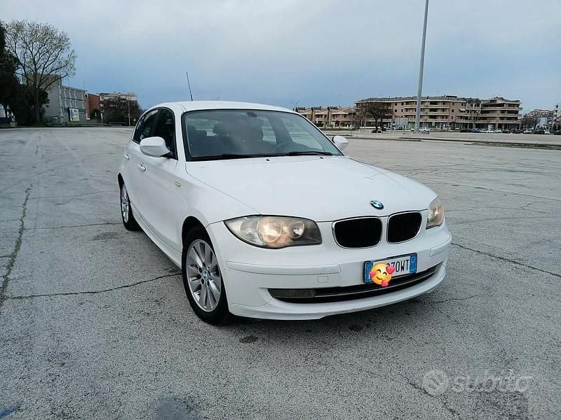 Begagnad BMW 118 2011 Vit Halvkombi