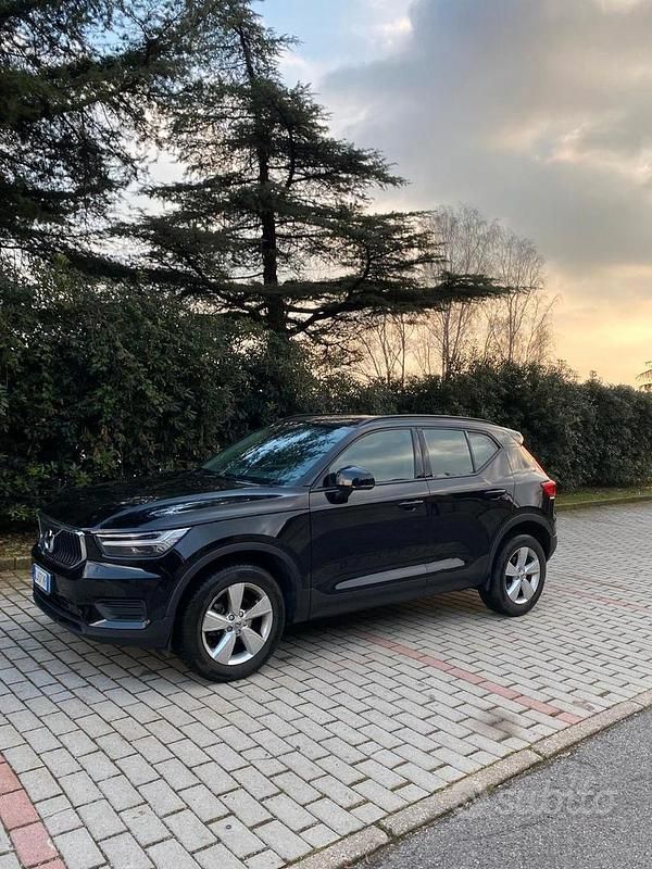 Usata Volvo XC40 Momentum 129 CV (94 kW) 2022 Nero SUV