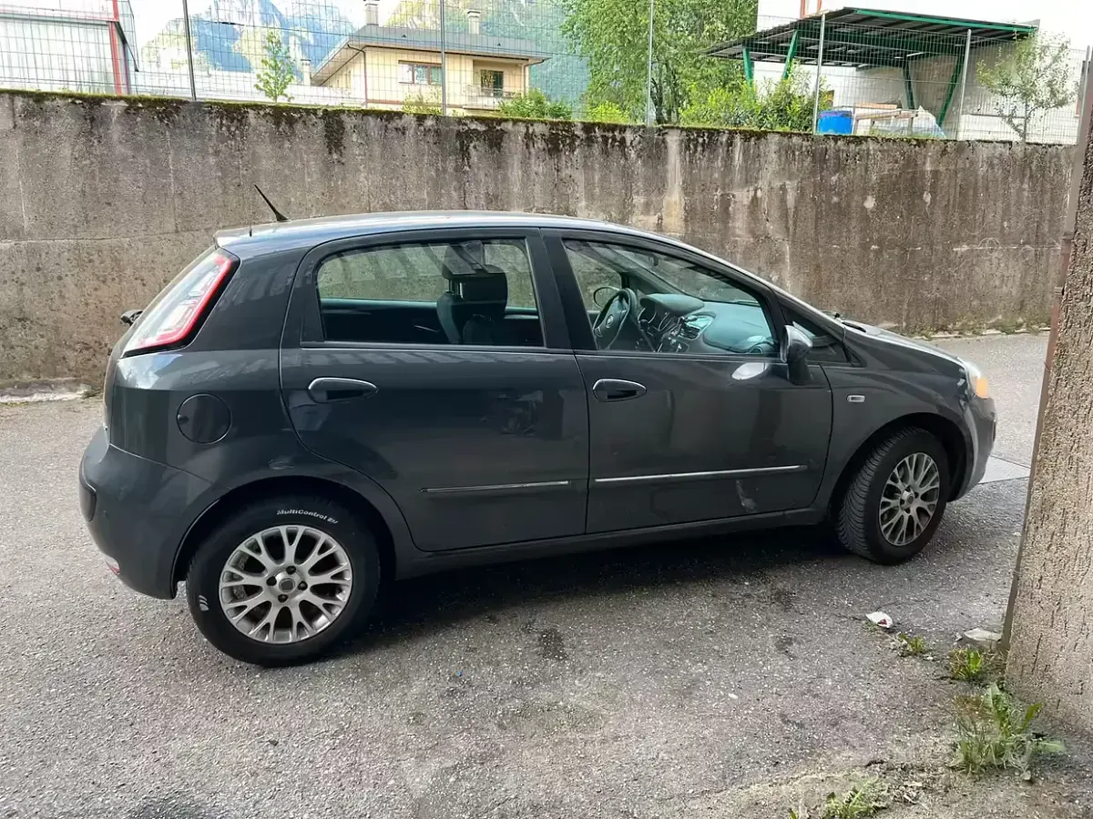Usata Fiat Punto Evo Dynamic 77 CV (56 kW) 2010 Bluazzurro Utilitaria