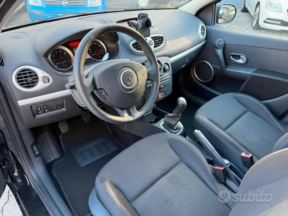 Usata Renault Clio II Dynamique 75 CV (55 kW) 2009 Other Berlina