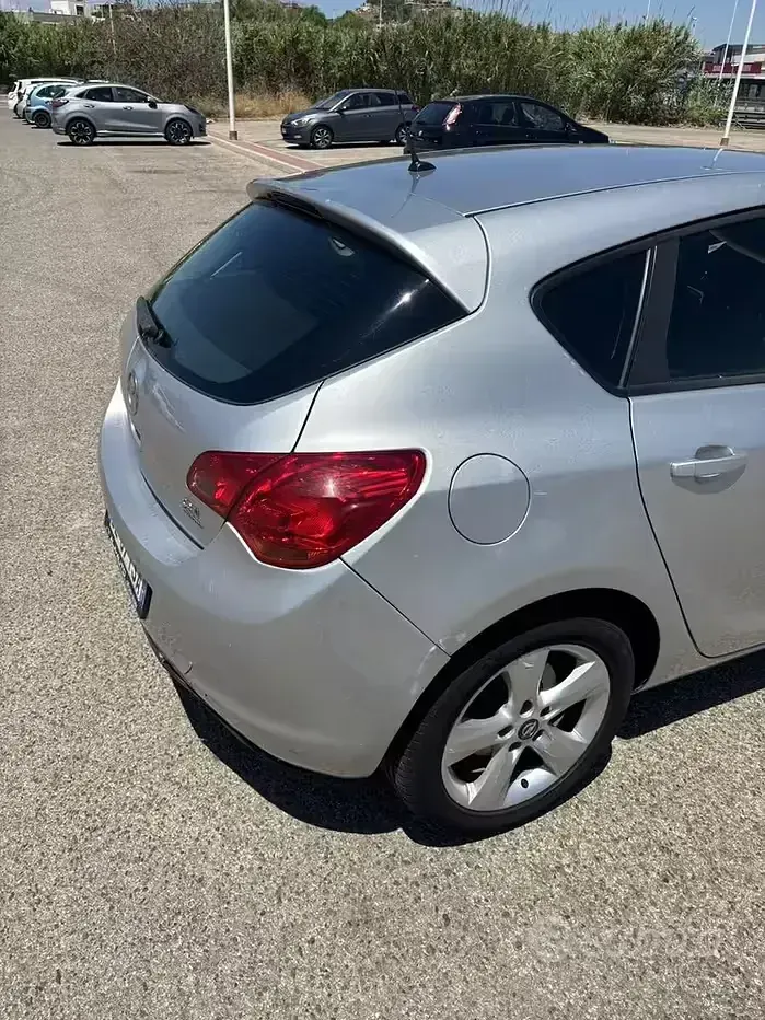 Usata Opel Astra 110 CV (80 kW) 2010 Grigio Berlina